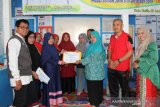 Lima peserta Program Keluarga Harapan di Padang Panjang lepas bantuan