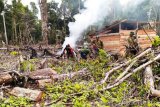 TNI bersama warga buka lahan pembangunan gereja di Papua