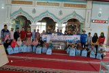 PT Rekind berikan donas untuk masjid dan anak yatim di Solsel