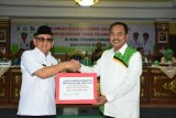 Gubernur Sulbar serahkan hibah Rp2,3 miliar untuk Majene