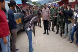 Polisi olah TKP kasus penganiayaan terhadap anggota TNI AD di Karubaga
