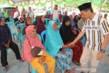 Bupati Gorontalo serahkan bantuan bagi lansia