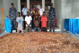 TNI-AL tangkap warga PNG bersama 12 karung coklat ilegal