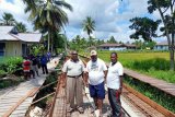 Bupati Asmat tinjau proyek jalan di Akat