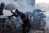 Polisi tembakkan gas air mata bubarkan unjuk rasa di Hong Kong