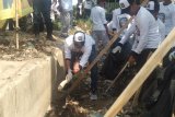 Antisipasi banjir, Pelindo II Lampung bersihkan drainase