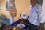 Seniman Biak Numfor siapkan suvenir piring terkait PON 2020