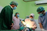 Bupati Bone Bolango ikut mendampingi peserta operasi bibir sumbing gratis