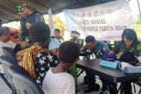 Warga PNG ikut berobat di lokasi bakti sosial TNI-Polri