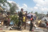 TNI bantu korban puting beliung di Kupang