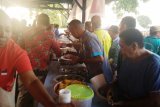 Warga Biak Numfor makan ikan dan telur gratis pada perayaan HUT Korpri