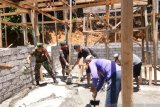 TNI membantu pembangunan rumah warga di kepulauan