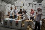 Pengosongan isi kardus logistik Pemilu 2019