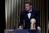 Matthijs  De Ligt raih Kopa Trophy dalam seremoni Ballon d'Or