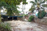 Cuaca buruk, tiang penyangga gardu listrik di Palangka Raya ambruk