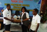 Pemprov Papua serahkan bantuan hibah videotron kepada Pemkab Biak Numfor senilai Rp2,6 miliar