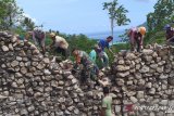 Babinsa di kepulauan membantu pembangunan talud