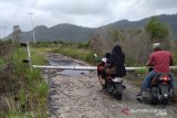 Setahun dibangun, tiang listrik tumbang