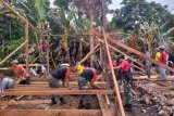 Prajurit TNI bantu bangun kembali rumah warga yang terbakar di Keerom
