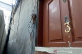 Gara-gara proyek ilegal, satu keluarga sulit mengakses rumahnya