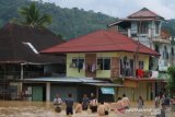 TUJUH RUMAH HANYUT DAN ROBOH DITERJANG BANJIR