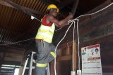 PLN Papua melistriki 100 rumah warga di daerah 3T