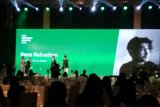 Reza Rahadian meraih penghargaan LINE Indonesia