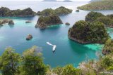 Kapal Pesiar Aqua Blu kandas di terumbu karang Raja Ampat