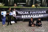 Aksi teatrikal tolak kehadiran pimpinan KPK bermasalah