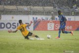 Ezechiel N'Douassel merapat ke klub baru Bhayangkara FC