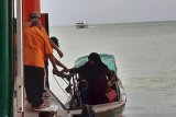 Pengemudi perahu tradisional turunkan penumpang di Pelabuhan Tanjungpinang