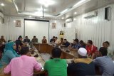 Sejumlah PKL datangi kantor DPRD Padang tolak penggusuran tempat berdagang