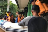 Personel Gegana Polri evakuasi korban banjir di Kemang Jaksel