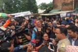 Anies diteriaki pengungsi  saat inspeksi banjir