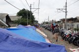 Warga Kedoya mengungsi di bantaran rel kereta api