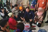Air kecokelatan menjadi momok pengungsi banjir Jakarta
