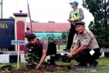 Polres tanami Sukamara pohon buah-buahan dan mangrove jaga kelestarian lingkungan