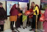 Tingkatkan silaturahmi, Polsek Kawasan Pelabuhan Baubau menyalurkan sembako ke asongan