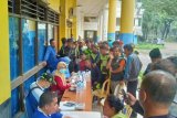 Petugas lapangan diperiksa kesehatan terkait tugas pasca bencana banjir