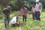 TNI-Polri penananam pohon di wilayah aliran sungai