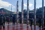 Prajurit Kodim dan warga Jayapura ramai-ramai cat Tugu Pepera