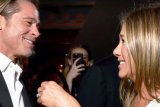 Brad Pitt kepergok sedang pandangi Jennifer Aniston