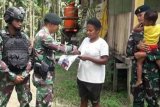 TNI AD berikan pakaian layak pakai kepada warga perbatasan RI-PNG