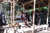 Koramil Manganitu bantu bangun rumah korban bencana di Lebo