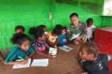 Prajurit TNI di perbatasan RI-PNG beri pelajaran tambahan siswa
