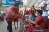 Bandara Samrat Manado rayakan Imlek bersama penumpang