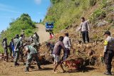 TNI-Polri bersama warga bersihkan material longsor di Bittuang Tanatoraja