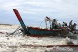 Fishing boat Tiku Agam stranded in Pariaman, captain and subordinates survived