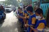 Murid-murid SD Negeri Borong lakukan aksi peduli bahaya virus corona