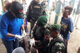 Prajurit TNI obati anak kecil terkena sabetan parang di Kampung Anus Sarmi